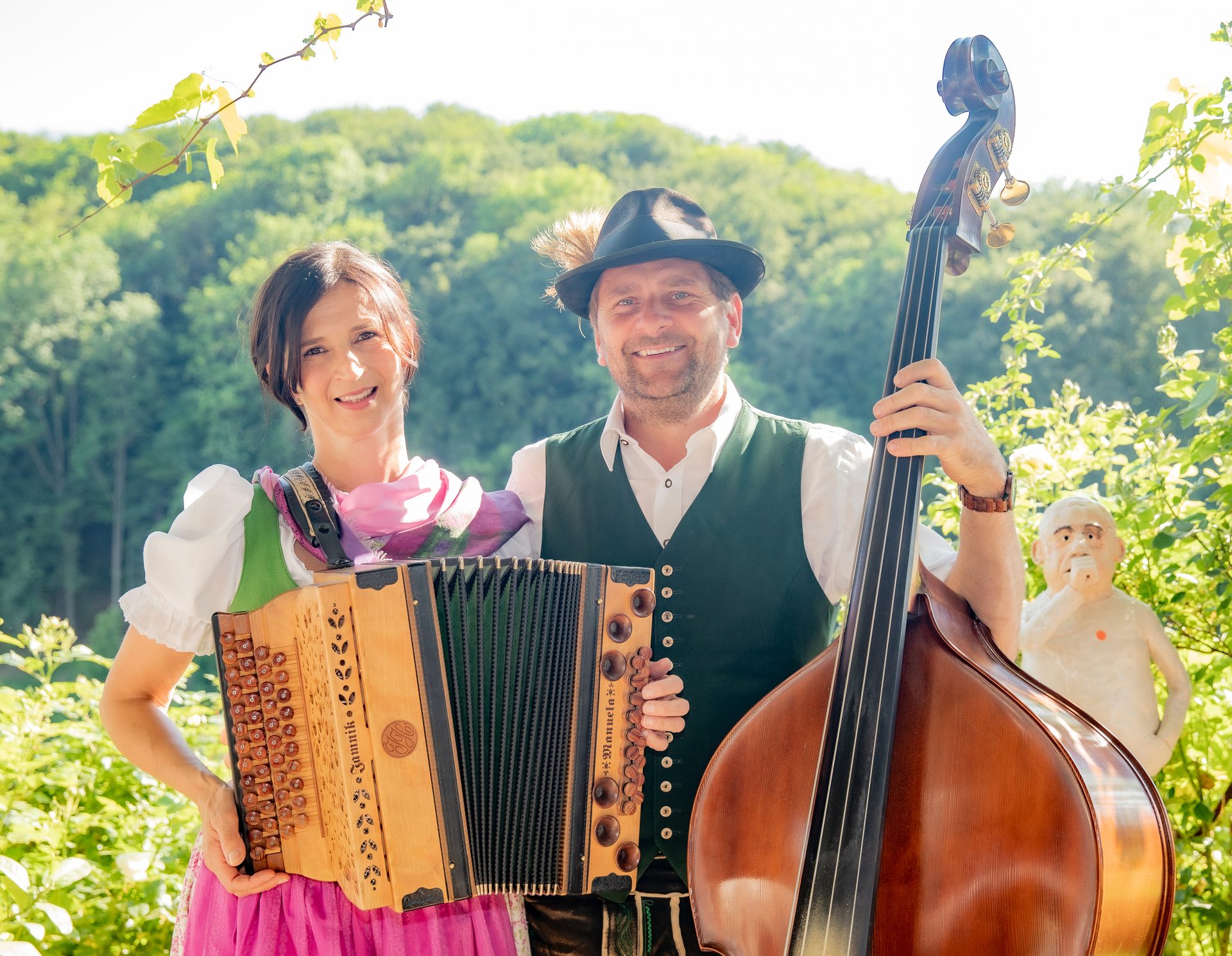 Harmonika und Bassgeige im Weingarten