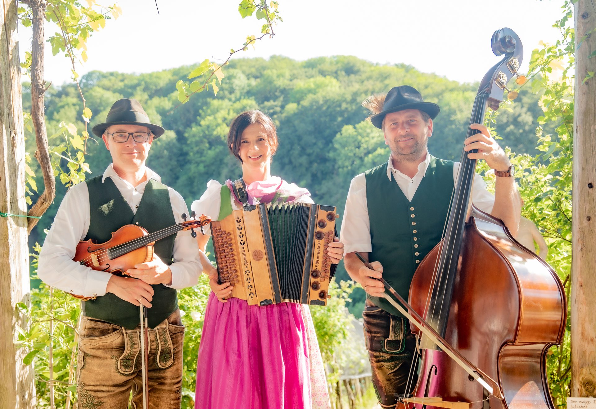 Trio unter der Laubpergola